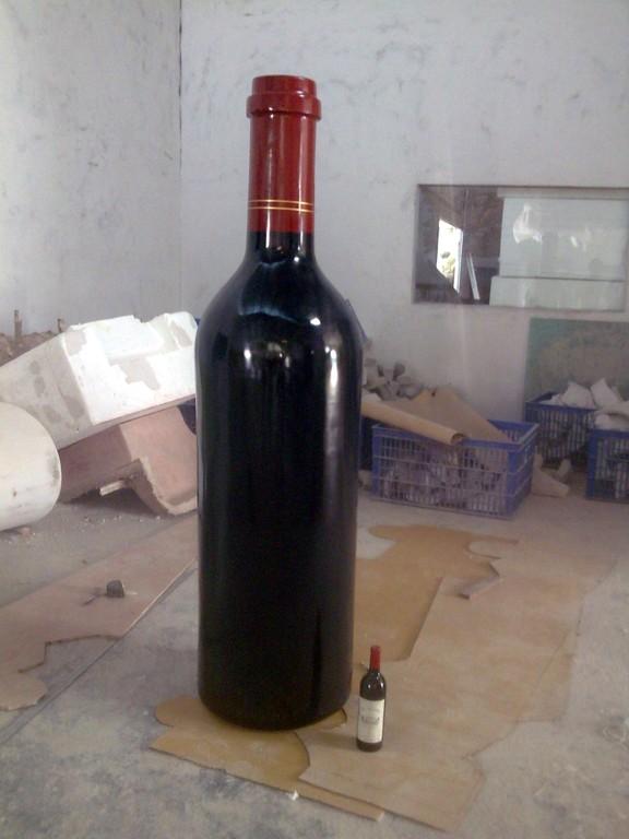 玻璃钢红酒瓶雕塑  玻璃钢仿真红酒瓶图片