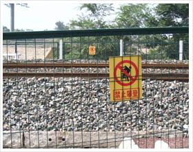 供应专业优质铁路浸塑钢丝护栏网铁路护栏网图片