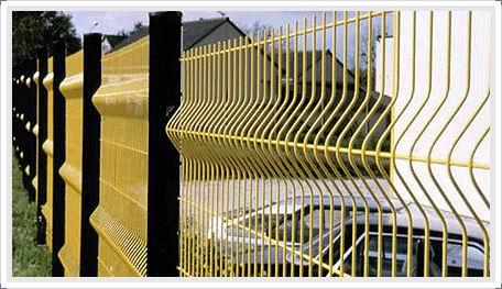 供应小区桃型立柱三角折弯护栏网隔离栅围网图片