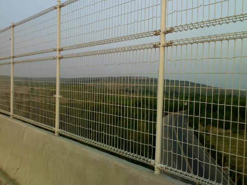 供应河北高速公路安全防护双圈护栏网隔离栅22/平方米