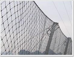 生产供应菱形钢丝绳网-被动防护网，安平华东欢迎您图片