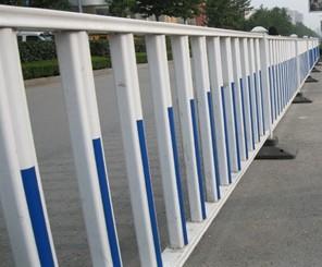 供应各种市政护栏PVC市政护栏浸塑市政护栏新钢市政护栏