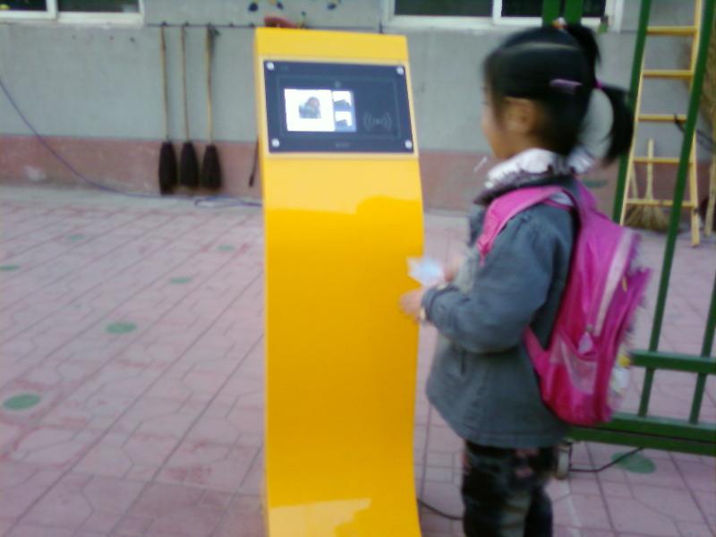大量供应幼儿园安全接送系统 高端门口刷卡接送考勤机