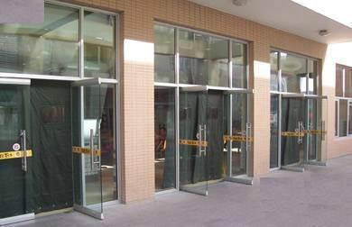 供应北京海淀区人民大学安装玻璃门 玻璃隔断 自动门图片