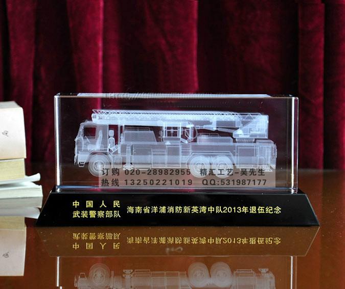 供应武装部队退伍纪念品，消防车水晶内雕礼品，广州水晶纪念品，礼品制作图片