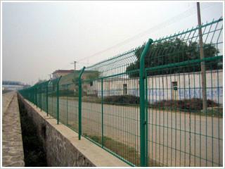 供应专业生产护栏网厂家，新疆双边丝围栏网，新疆框架护栏网