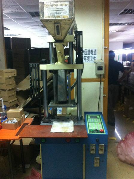供应东莞清溪工厂出一台正常生产德群1.5A立式注塑机，现厂可试机。