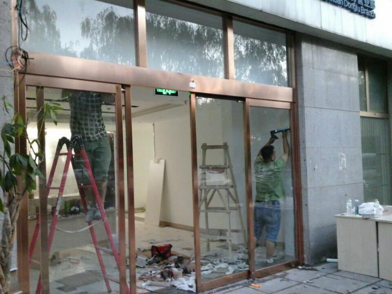 供应北京海淀区安装维修玻璃门图片