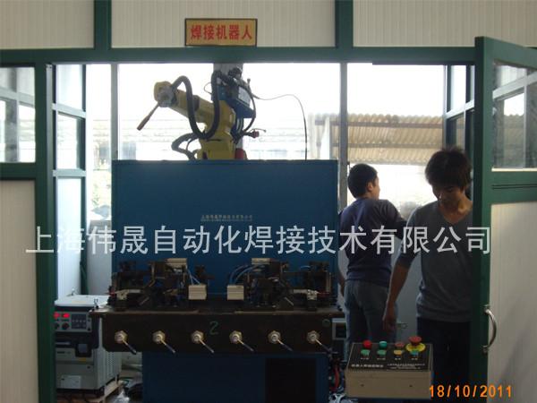 供应轿车后盖铰链焊接机器人工作站图片
