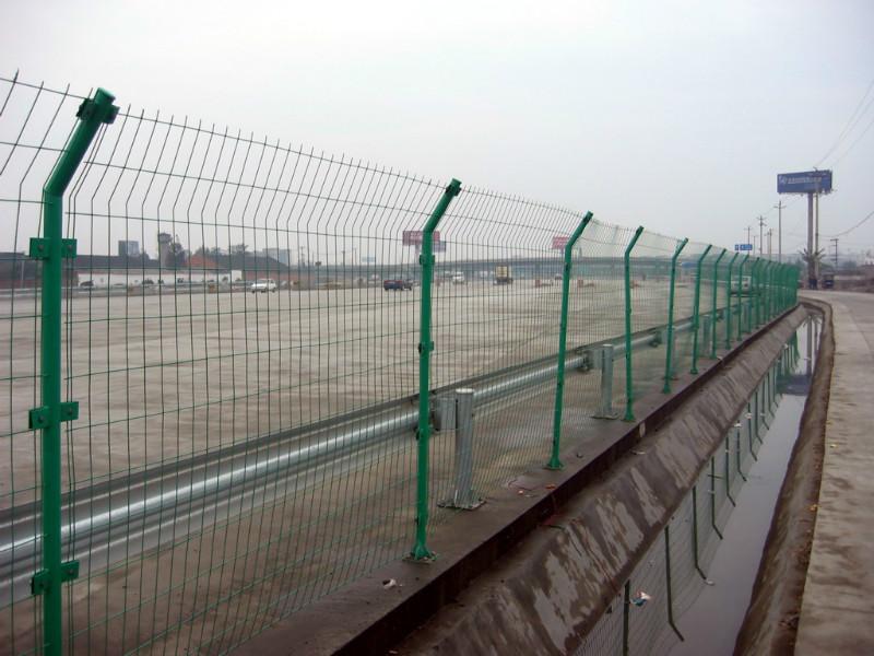 供应高速公路护栏网浸塑框架护栏网