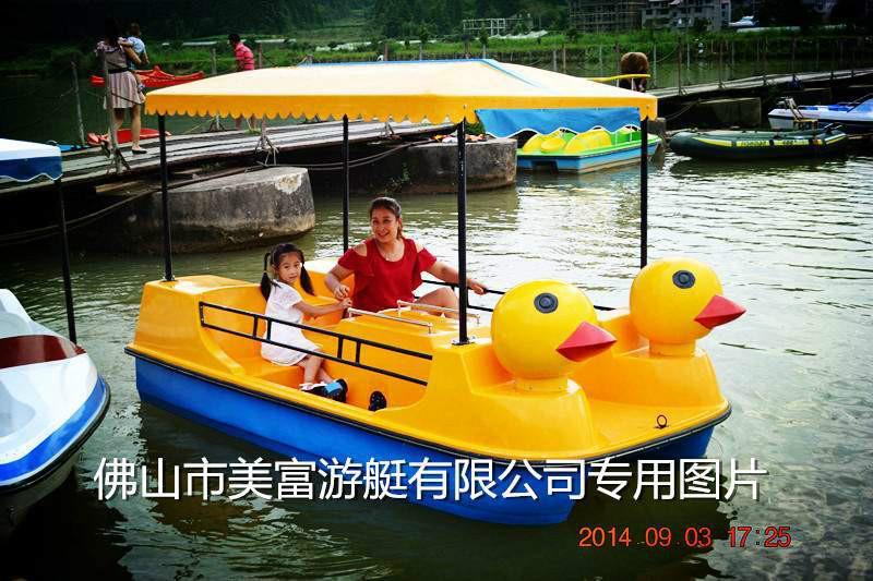 供应2015年新款小黄鸭脚踏船、公园游船