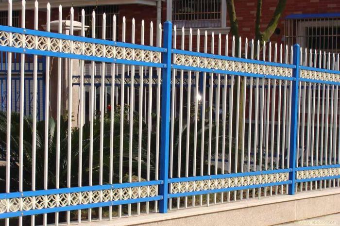 供应锌钢护栏别墅防盗围墙栅栏蓝色铁栏，1.5米高浸塑铁围栏、3米/套